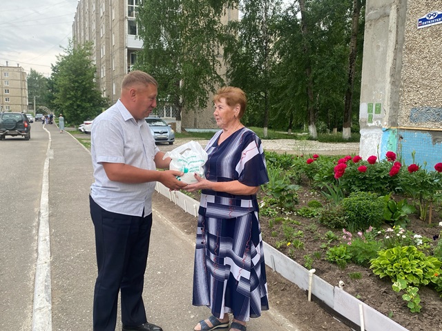  Андрей Харинцев вручил цветоводам 99-го дома удобрения для цветов от филиала «Азот» АО «ОХК «Уралхим» и поблагодарил за труд. На фото с депутатом – жительница дома Лидия Вишвина